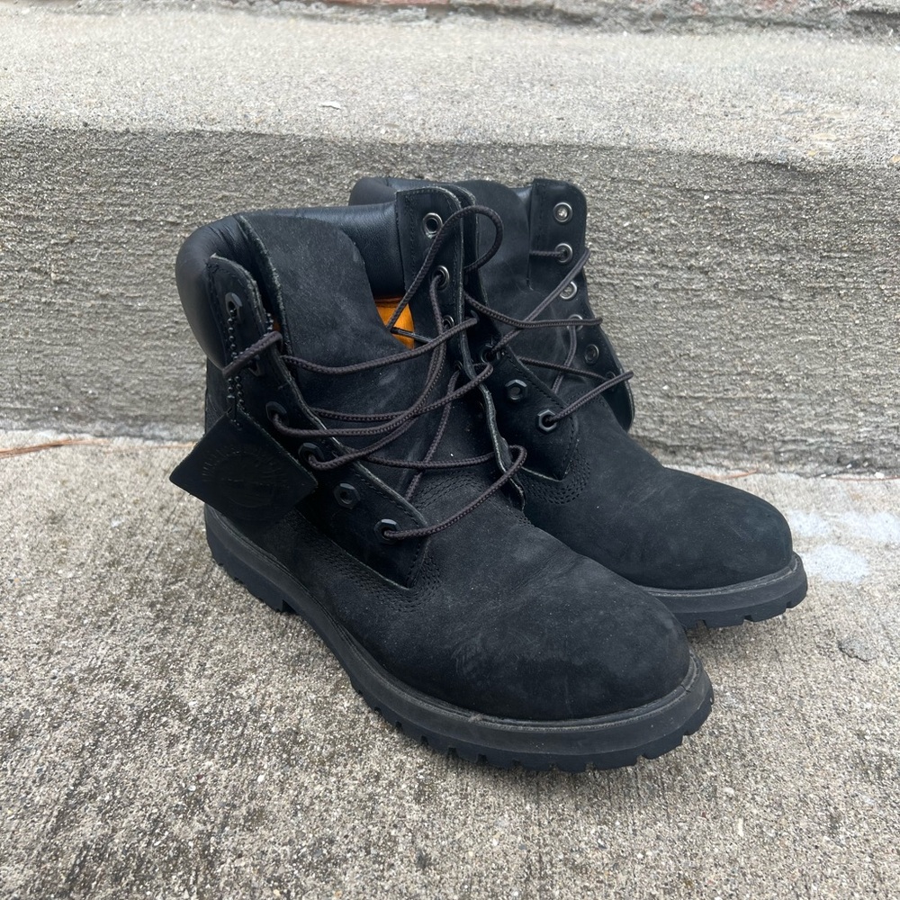 Timberland waterproof suede boot. BLACK. 8 women’s/6 men’s.